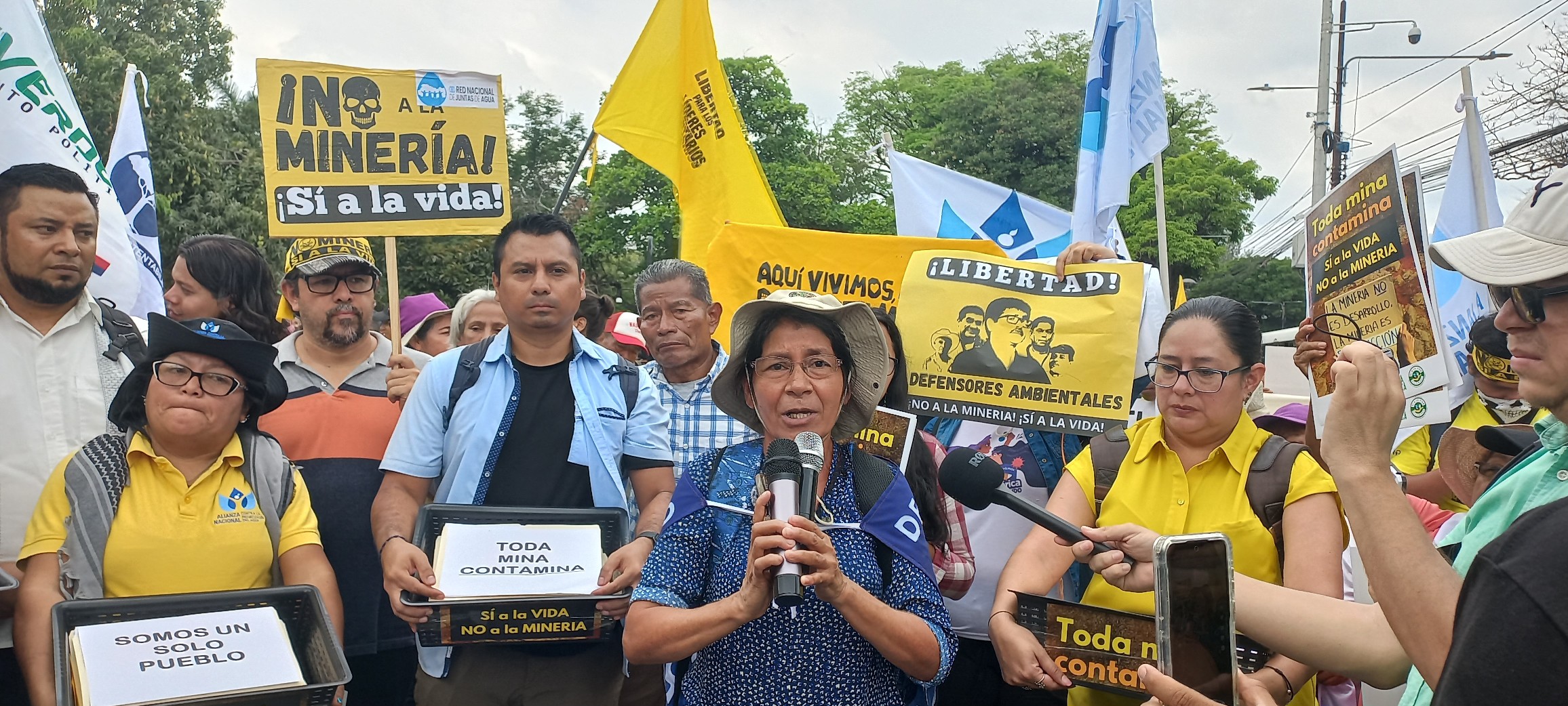 Personas con pancartas en protesta contra la minería