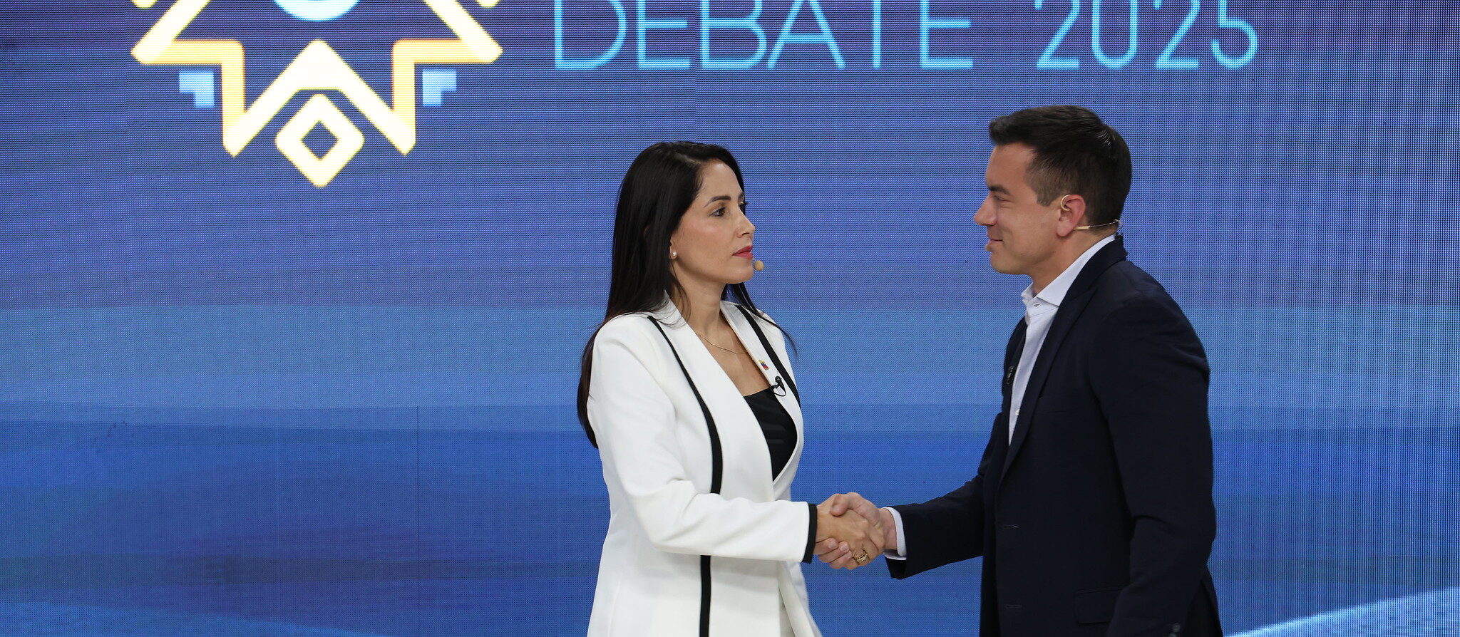 Luisa González y Daniel Noboa se dan la mano durante el debate de segunda vuelta.