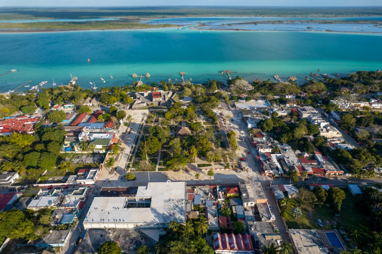 Toma panorámica de Bacalar y su laguna