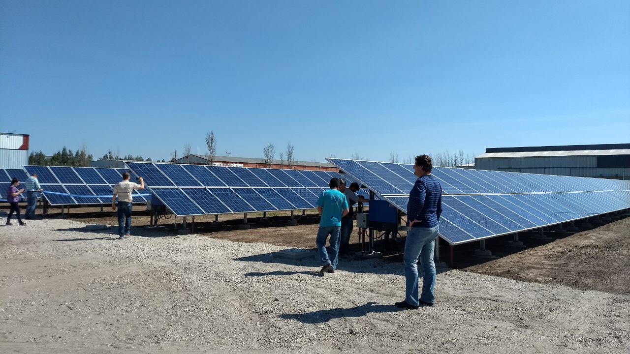 Personas entre paneles solares