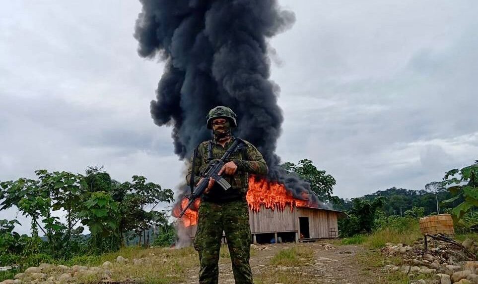 Presunto campamento de minería ilegal en Ecuador incendiado