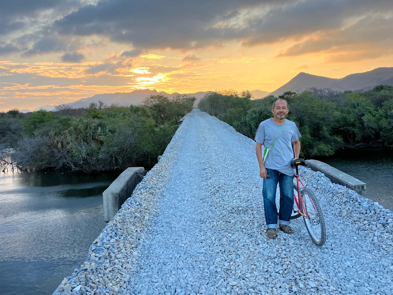 Édgar Martín Regalado, defensor zapoteca, recorre en su bicicleta al menos 26 kilómetros de la vía férrea del Tren Interoceánico. Así vigila los impactos ambientales en su territorio. Foto: Diana Manzo