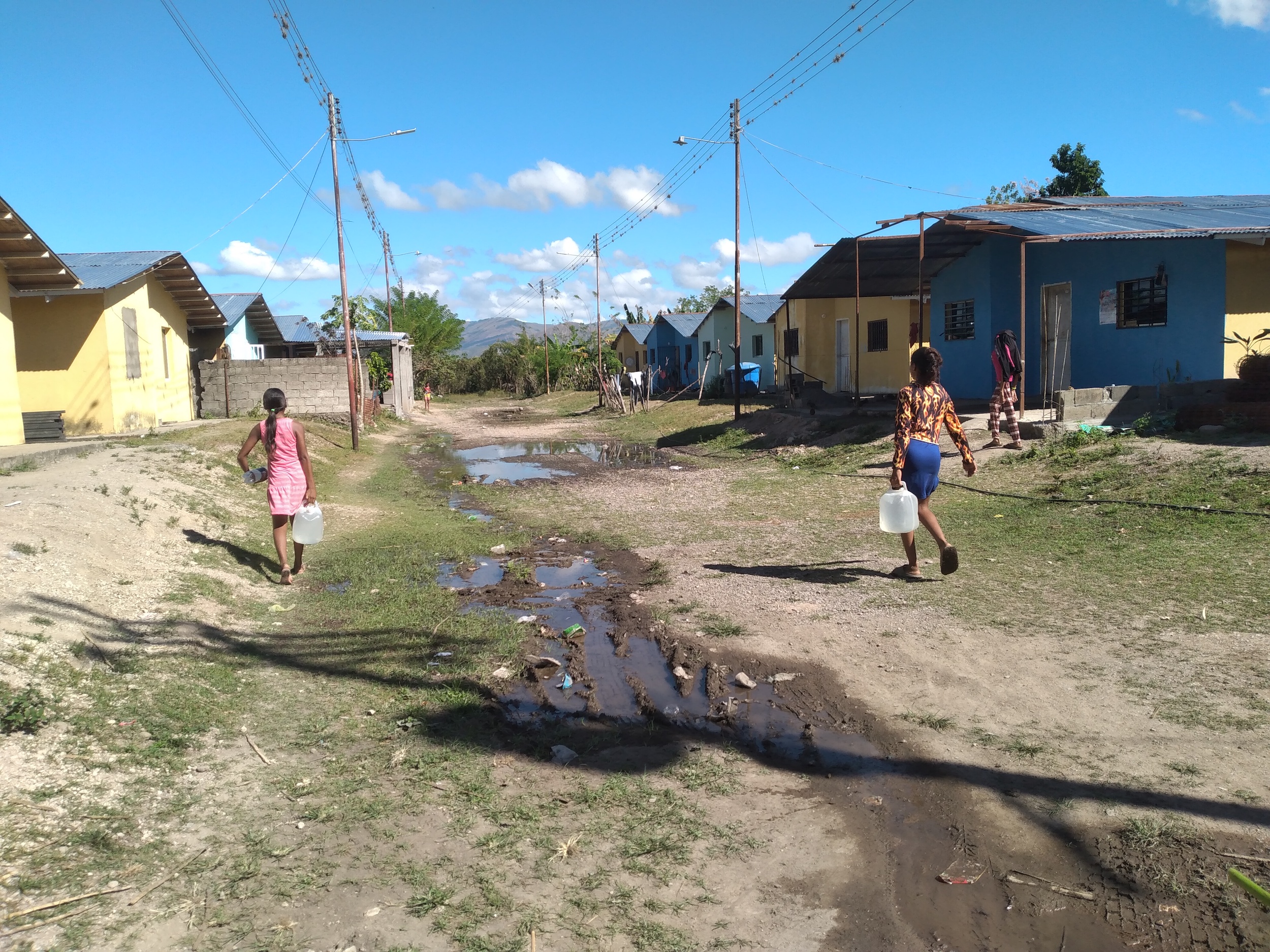 El caserío La Peña, un proyecto habitacional abandonado por el gobierno venezolano donde los desplazados de Cumanacoa por el Huracán Beryl usan como refugio. Foto: Cortesía Nayrobis Rodríguez
