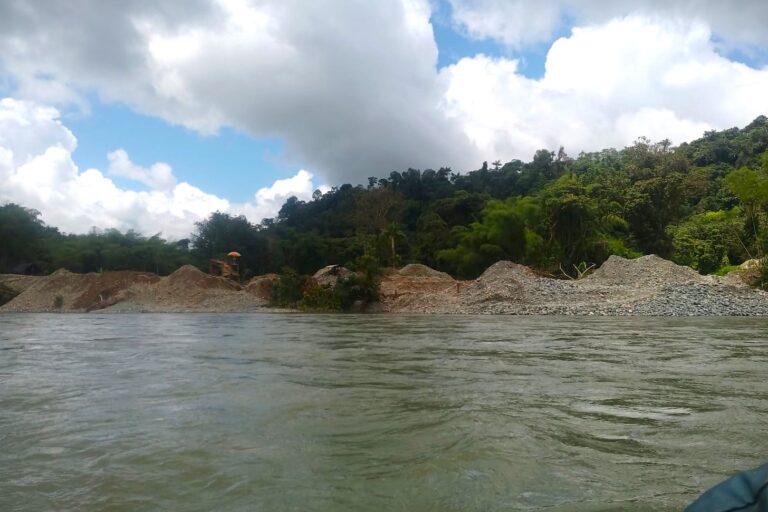 Las huellas de las actividades mineras son perceptibles a lo largo del río Santiago, en las zonas de influencia del Parque Nacional Cotacachi-Cayapas, en el norte de Esmeraldas. Foto: Cortesía