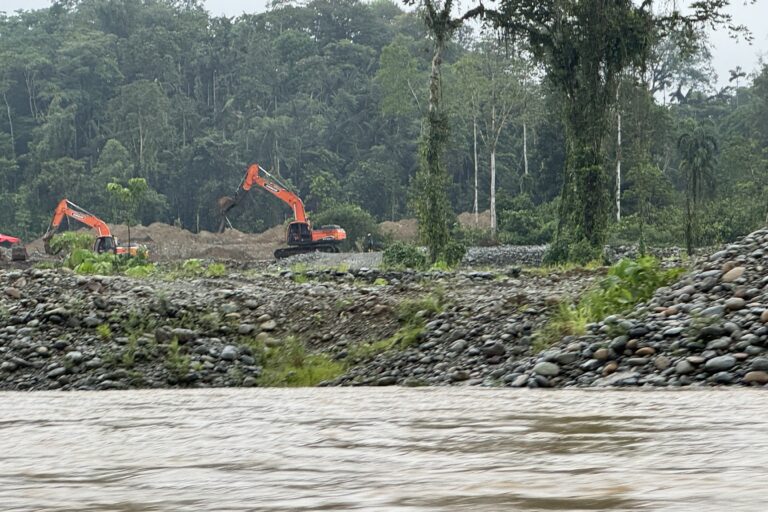 Las retroexcavadoras de la minería ilegal se ubican a menos de dos kilómetros de los límites del Parque Nacional Cotacachi-Cayapas, en las orillas del río Santiago, en Esmeraldas. Foto: Isabel Alarcón