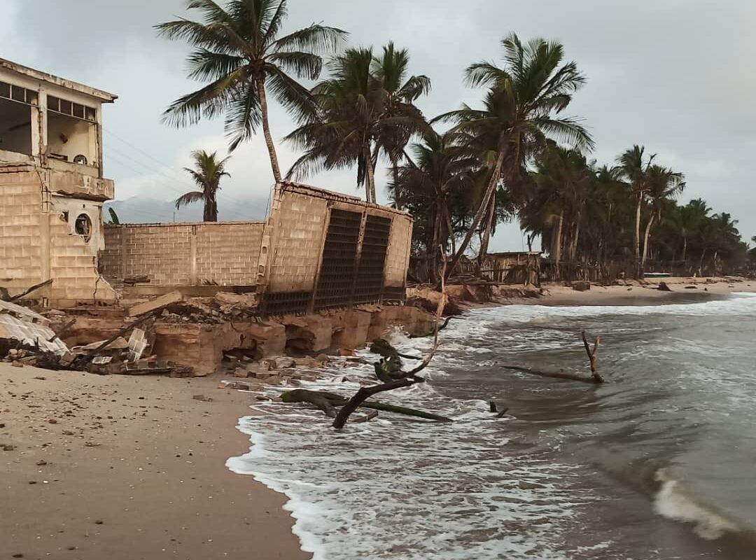 Comunidades pesqueras El Hatillo y La Cerca, en el municipio Peñalver del estado Anzoátegui. La erosión amenaza con derrumbar varias viviendas. Foto: Elgica Semprúm