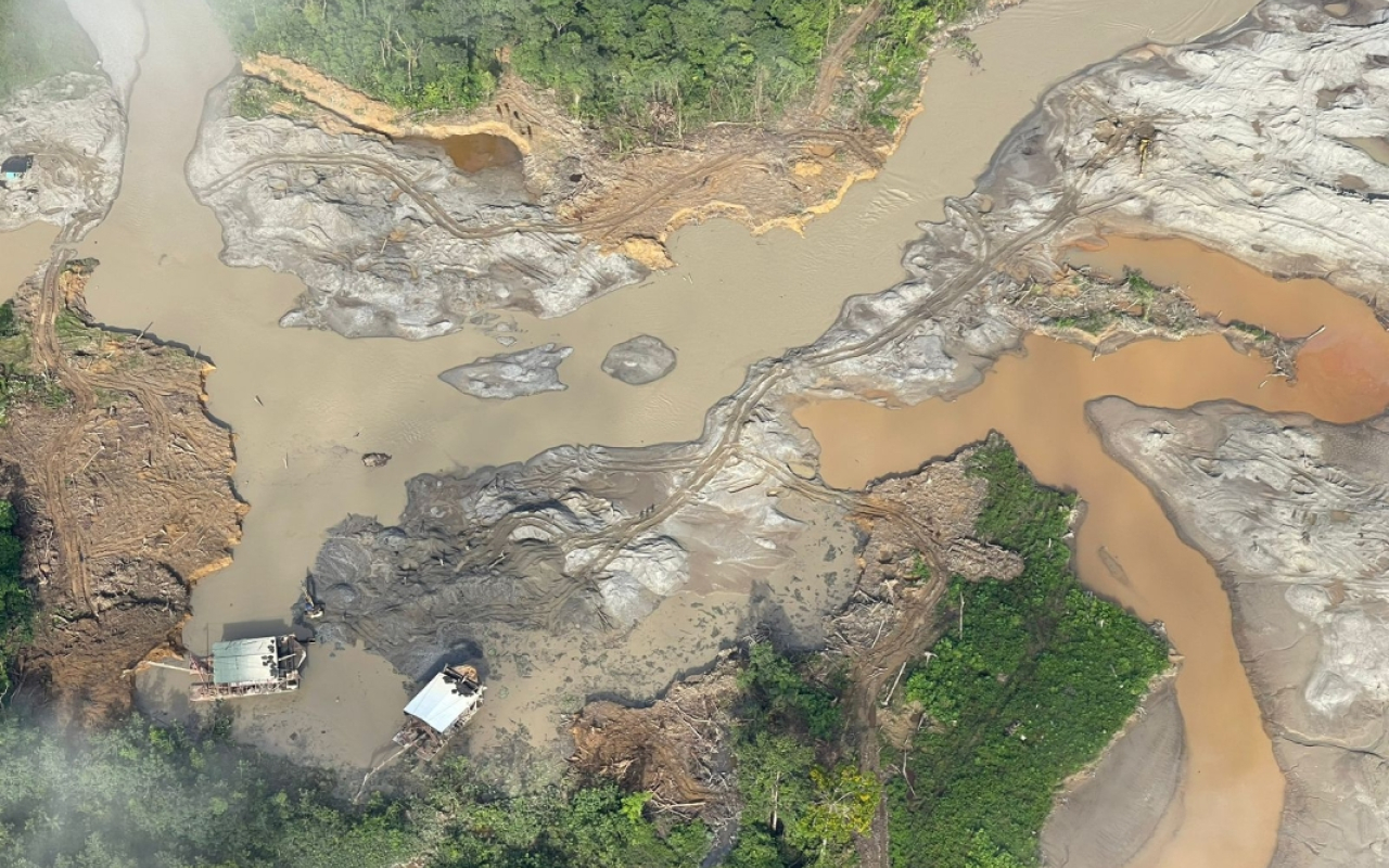 Panorámica de minera ilegal en Chocó, Colombia