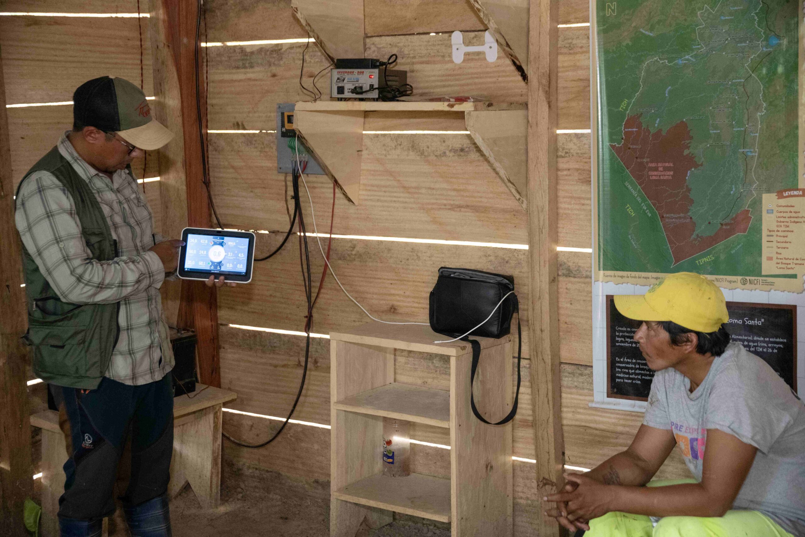 Un técnico explica a los comuneros cómo utilizar el sistema de control y vigilancia. Foto: cortesía Pedro Laguna/ORE