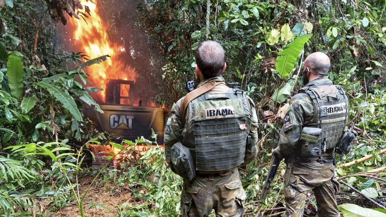 El presidente Lula da Silva asumió el poder en 2023 y reanudó las redadas sobre el terreno contra quienes practican la minería ilegal del oro. Foto: cortesía de IBAMA