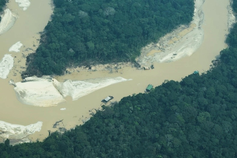 Foto panorámica de draga minera