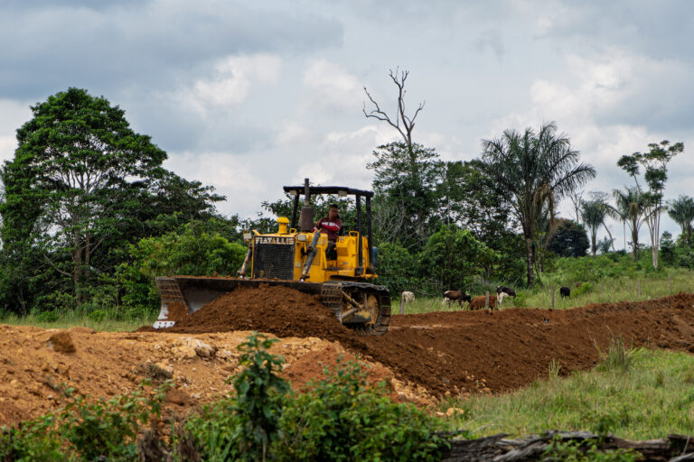 Uno de los tramos de vía visitados por el equipo periodístico de Mutante y Mongabay Latam, en la vereda Nuevo Horizonte, que conduce al PNN Chiribiquete. La vía se ha intervenido con maquinaria de la gobernación. Foto: Kamila Moreno