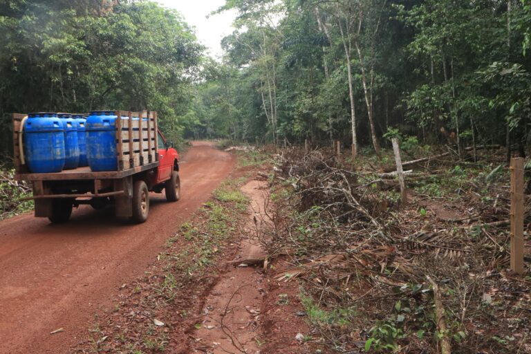 Un tramo informal de la vía Marginal de la Selva, que conecta a San Vicente del Caguán con La Macarena, por donde pasa el transporte de productos lácteos. Foto: Yuri Andrea Polania - Voces del Pato