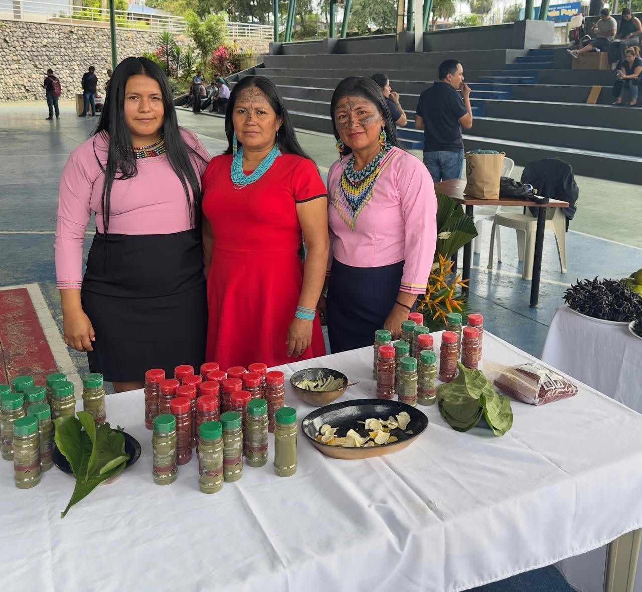 Esta es una muestra de los productos elaborados por la comunidad de Canelos, con base en el achiote, que son vendidos, por ahora, en ferias. Foto: cortesía Rolan Vargas, tomada de la cuenta de Facebook de la Asociación de Producción Agrícola Sacha Muyu, de Canelos