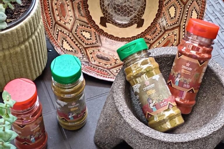 Esta es una muestra de los productos elaborados por la comunidad de Canelos, con base en el achiote, que son vendidos, por ahora, en ferias. Foto: cortesía Rolan Vargas, tomada de la cuenta de Facebook de la Asociación de Producción Agrícola Sacha Muyu, de Canelos