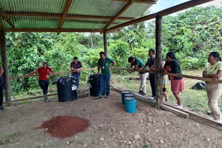 La comunidad de Canelos participa de la extracción y preparación del achiote para elaborar sus productos. Foto: cortesía Rolan Vargas, tomada de la cuenta de Facebook de la Asociación de Producción Agrícola Sacha Muyu, de Canelos