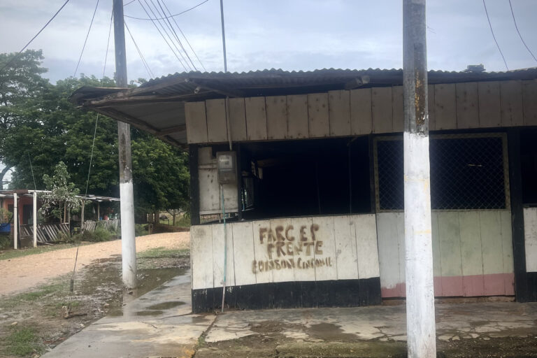 En los caseríos alrededor de la vía se encuentran avisos de la presencia de ciertos frentes de las disidencias de las FARC-EP. Foto: Vorágine