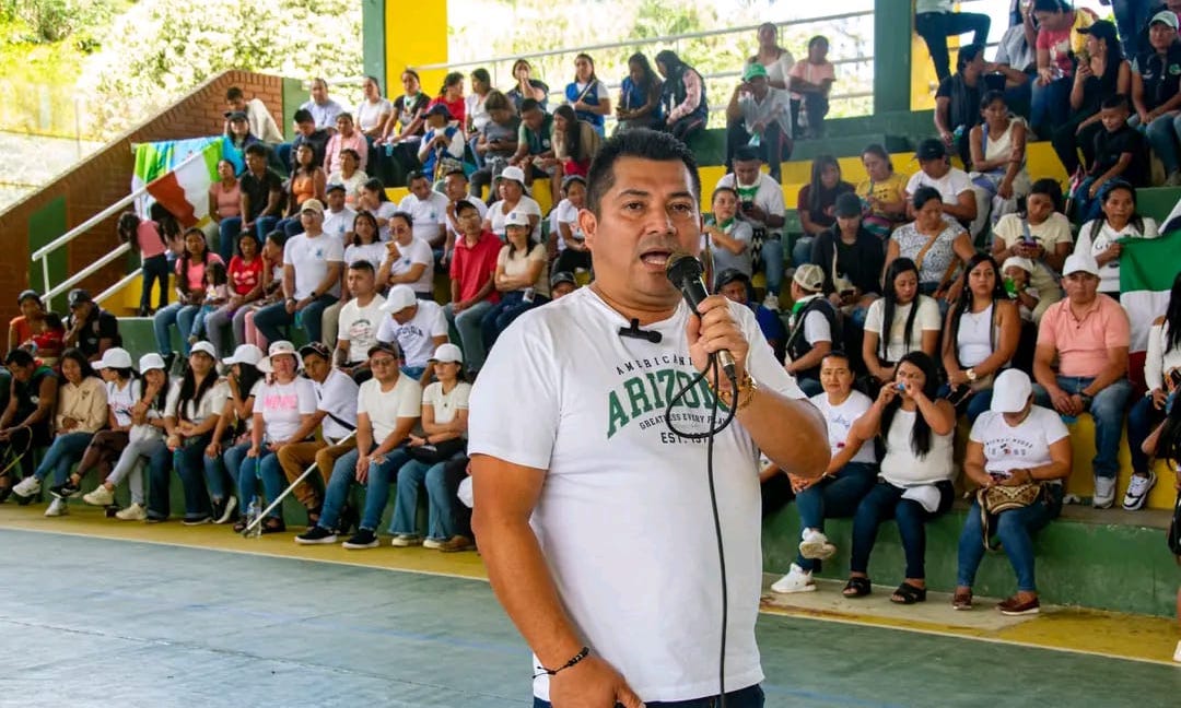 Persona con micrófono en evento
