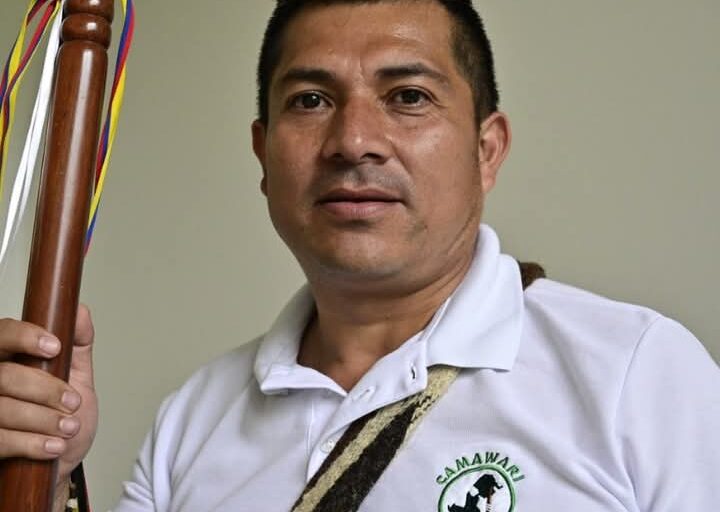 Persona con bastón de mando