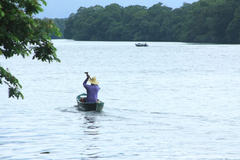 La pesca artesanal, permitida dentro del refugio, representa una fuente de sustento para varias familias de la zona. Foto: Julio Euceda