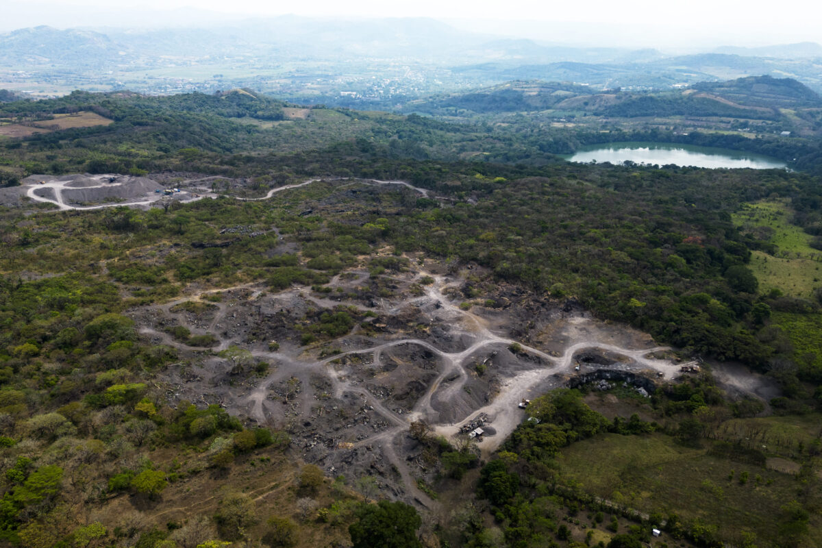 Extracción de material pétreo a pocos kilómetros de la Laguna Encantada, en San Andrés Tuxtla. Foto: Oscar Martínez