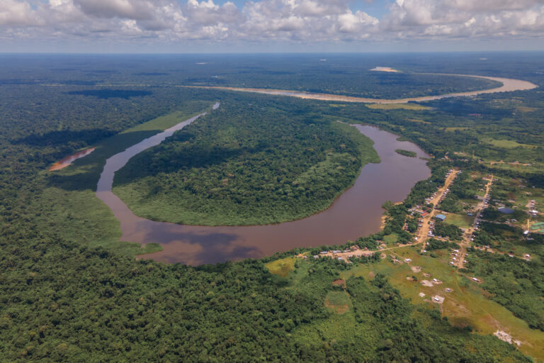 Barrancominas se ubica en plena selva amazónica. Alrededor del casco urbano la vegetación es abundante así como cuerpos de agua, como lagunas y ríos. Foto: Sergio Alejandro Melgarejo
