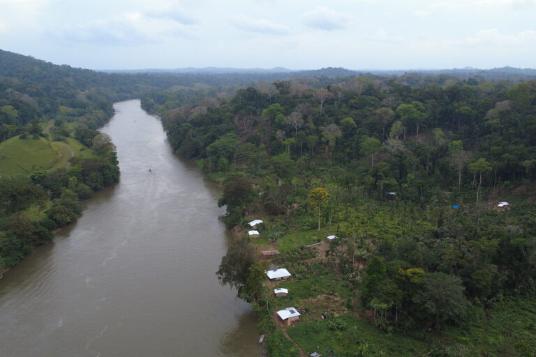 Foto aérea del proceso de invasión y tala e bosque húmedo de Nicaragua junto al río San Juan