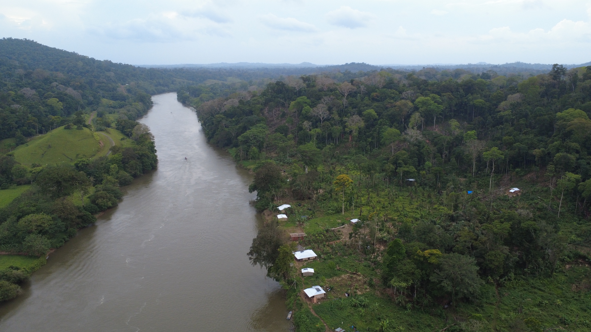 Foto aérea del proceso de invasión y tala e bosque húmedo de Nicaragua junto al río San Juan