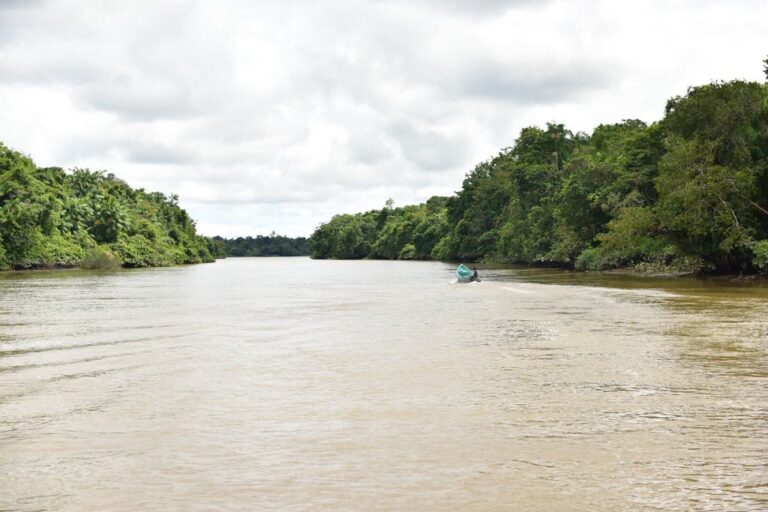 Balsa en río amazónico de Colombia