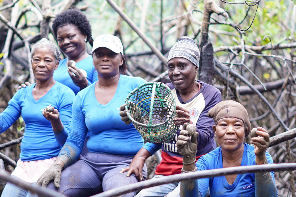 Mujeres afrodescendientes junto a manglar