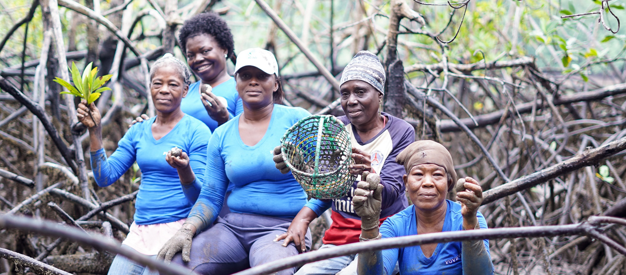 Mujeres afrodescendientes junto a manglar