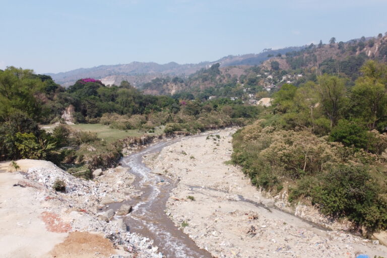 Río Chinautla previo a llegar a Santa Cruz