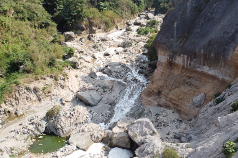 Río Chinautla previo a llegar a Santa Cruz