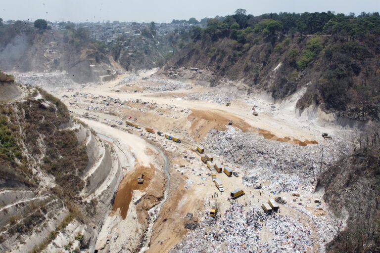 Río Chinautla previo a llegar a Santa Cruz