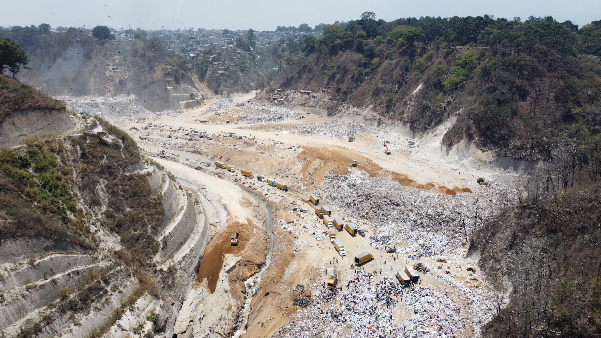 Río Chinautla previo a llegar a Santa Cruz