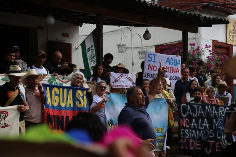 Personas protestando contra la minería