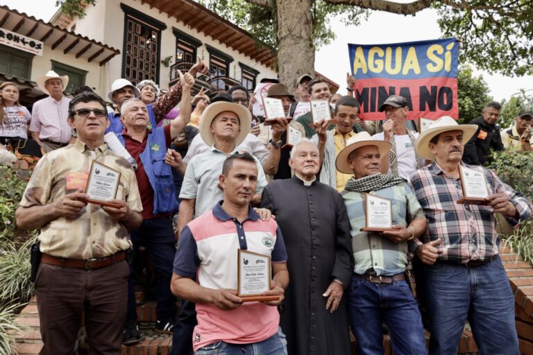 Defensores de Jericó con reconocimiento y pancartas de apoyo