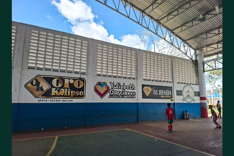 Centro Deportivo Parque Bicentenario de Upata exhiben anuncio de Alibaba Gold Center - Mongabay