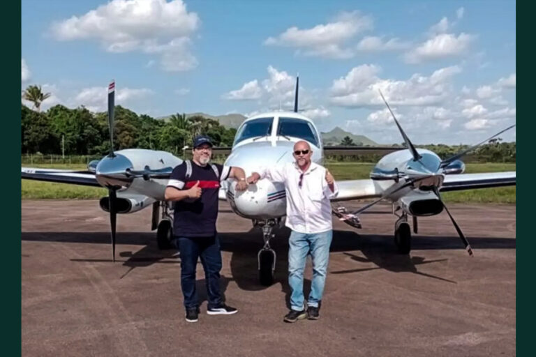 Aldo José Pinheiro y Adriano Aguiar de Castro posan junto a una avioneta el 29 de agosto de 2023 en el Aeropuerto Caracas, ubicado en en Charallave, a 57 kilómetros de la capital de Venezuela. Crédito: Policía Federal de Brasil