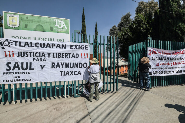Pobladores de San Pedro Tlalcuapan exigieron la liberación de Raymundo Cahuantzi y Saúl Rosales a las afueras del tribunal donde se realizó el juicio. Foto: Ginnette Riquelme