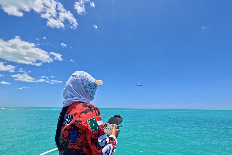 Las mujeres que protegen las zonas de conservación marina de Yucatán se han capacitado en el uso de drones para facilitar la vigilancia en altamar. Foto: cortesía Natalia Gutiérrez