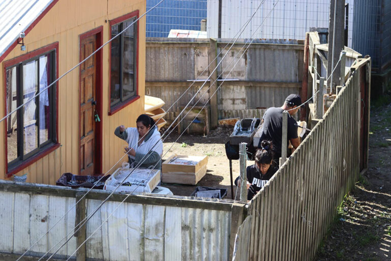 En la Caleta de Lebu es comun ver familias completas encarnando espineles en el patio de sus casas - Foto Francisco Velásquez