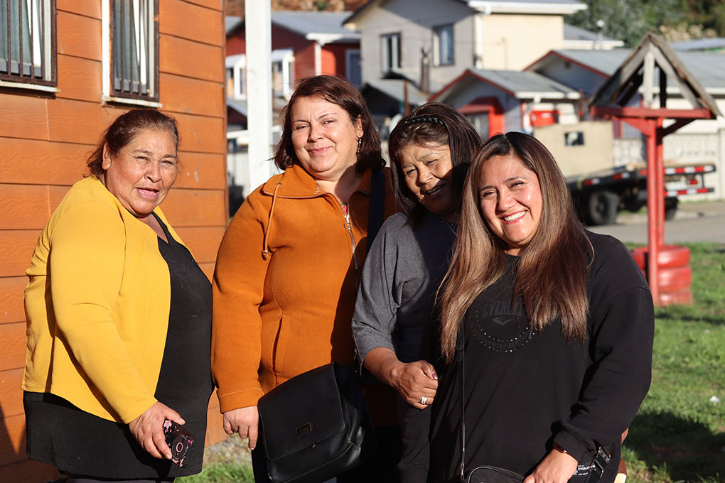 Beatriz Yuste, Gricelda Grando, Luisa Rodríguez y Clarita Vallejos, miembros de la Agrupación Comunal de Mujeres Encarnadoras, Pescadoras Artesanales y Actividades Conexas al Mar de Lebu - Foto Francisco Velásquez.jpg