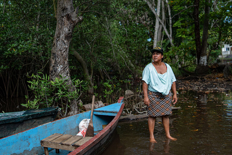 Gilma Ruiz espera a que le nivel del agua aumente para poder remar por el manglar. Foto: Emmanuel Andrés