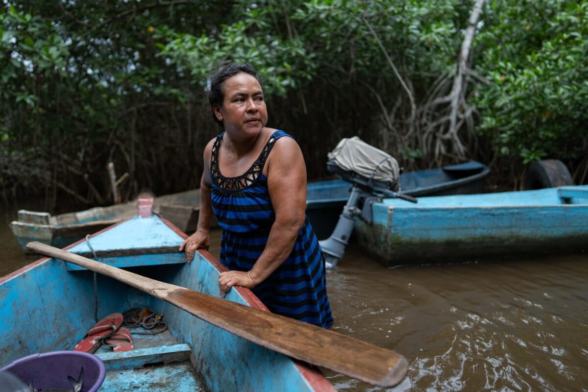 Cuando el nivel del agua es el adecuado, Gilma Ruiz mueve su lancha para remar por los manglares.
