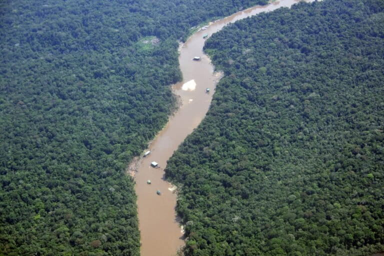 Foto panorámica de yacimientos mineros en la Amazonía de Colombia