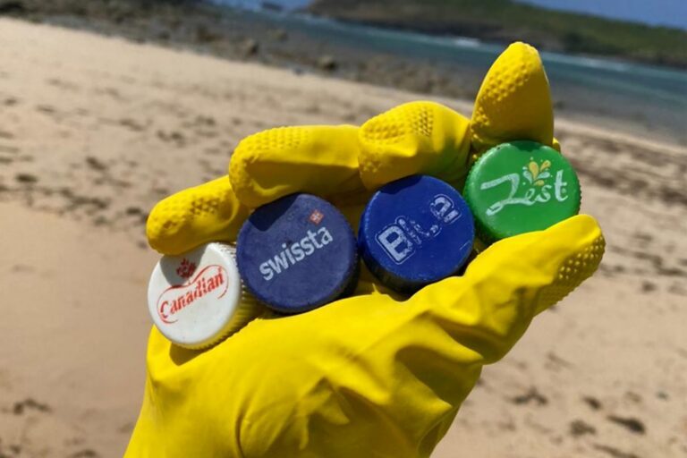 tapas de botellas de diferentes países recogidas por voluntarios de Sea Shepherd Brasil en la playa de Fernando de Noronha. Foto: cortesía Sea Shepherd Brasil