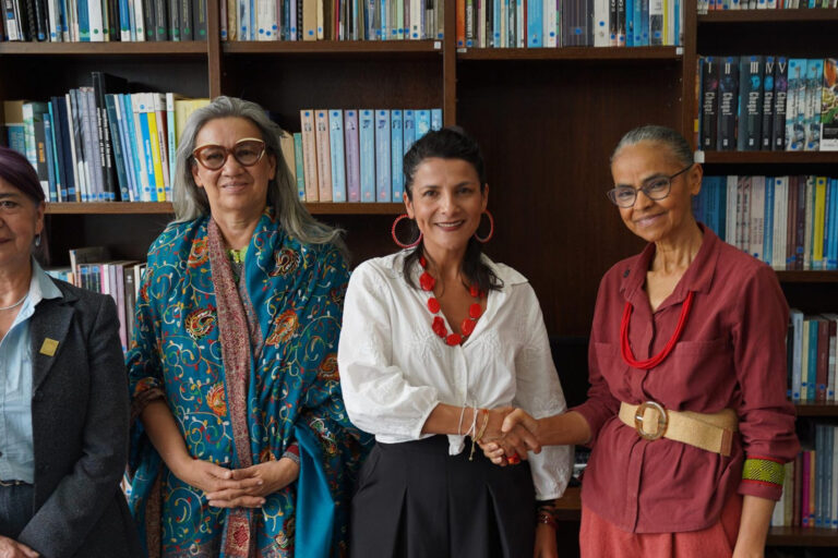 (Al centro: Tatiana Roa Avendaño, viceministra de Ordenamiento Ambiental del Territorio, e Irene Vélez Actual Ministra encargada del ministerio de ambiente. Foto: Ministerio de Ambiente y Desarrollo Sostenible de Colombia
