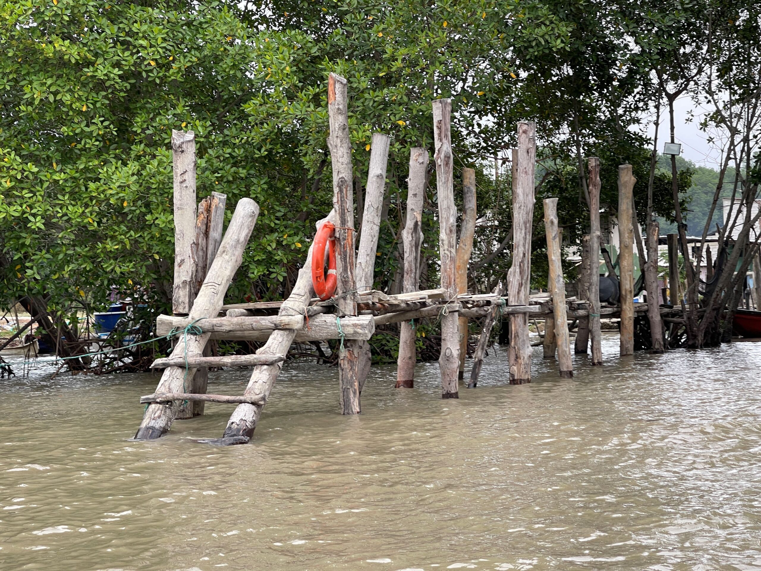 El muelle de entrada a Puerto Buena Vista es fabricado artesanalmente. Es la primera imagen que se tiene de la comuna. Foto: Alexis Serrano Carmona