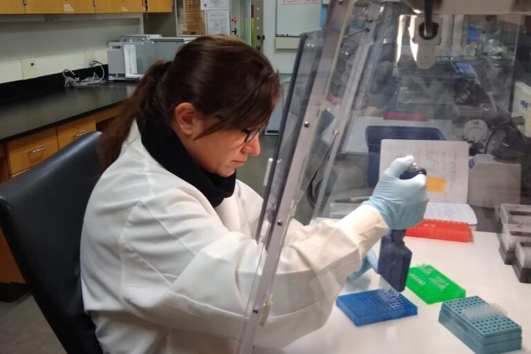 Científica en laboratorio