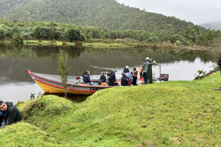 Integrantes del GEF, Pesca Sustentable y comunidades locales trabajando en terreno en caleta Huellelhue. Foto: cortesía Pesca Sustentable